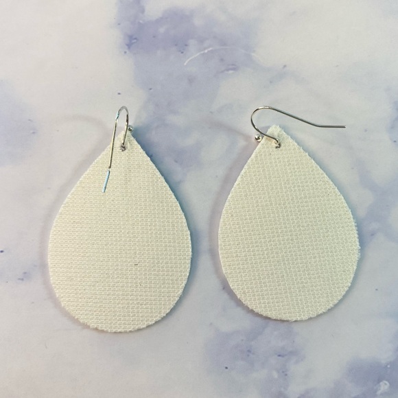 Stranger Things teardrop earrings, Hellfire club, Eddie Munson, vegan leather - Picture 4 of 4